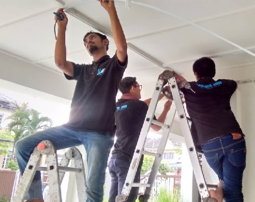 Proses pemasangan wiring elektrik rumah oleh kontraktor