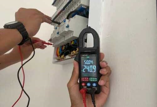 Wireman sedang melakukan pemeriksaan elektrik