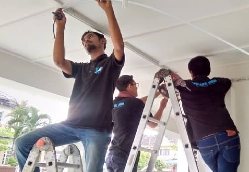 Team Wireman sedang melakukan pendawaian elektrik