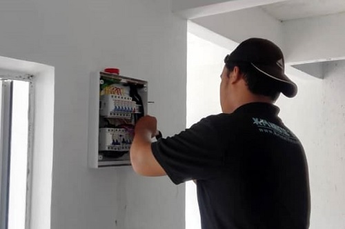 Wireman sedang melakukan pendawaian db elektrik
