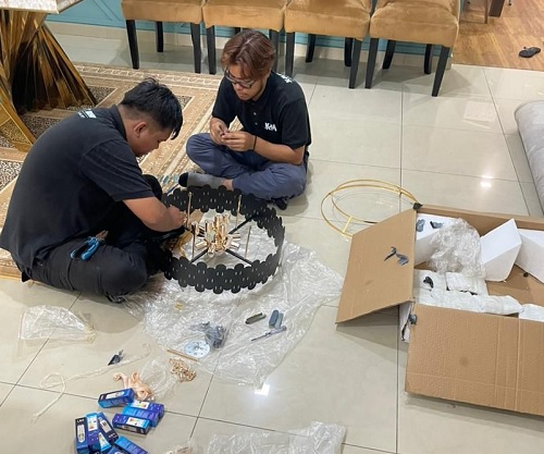 pasang lampu chandelier 1