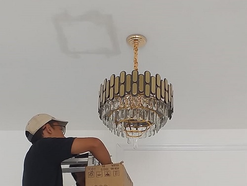upah pasang lampu chandelier